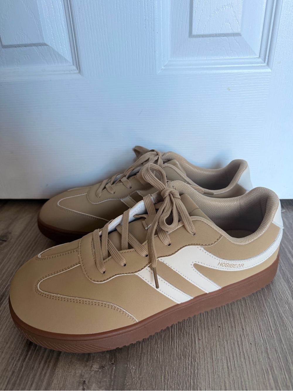 Hobibear Women's Tan and White Low-Top Sneakers